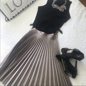 EUC Banana Republic pleated skirt. Size 12